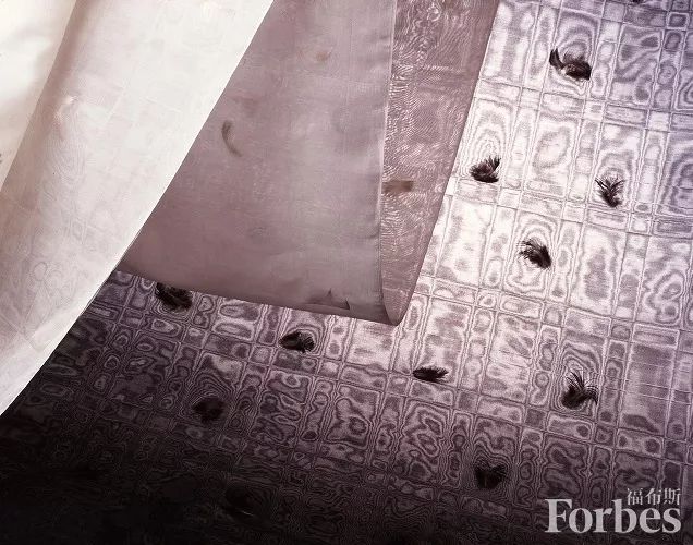 福布斯生活|她手中的这块布料，看到了彩虹、废墟和大千世界
