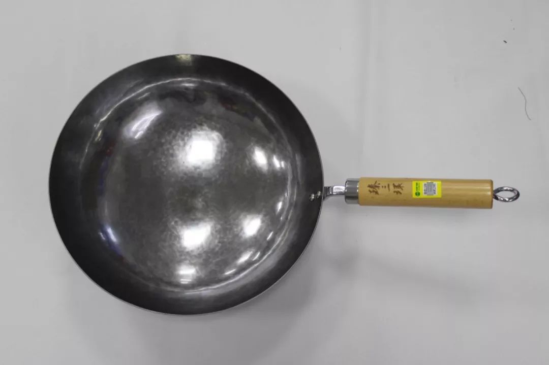 爱仕达与炊大皇的铁锅哪个比较好,炊大皇和爱仕达无涂层铁锅