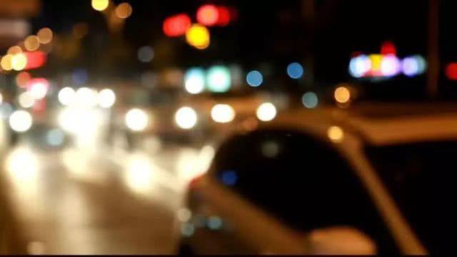 更衣室里有人与男子视频，身边女子一丝不挂全被拍