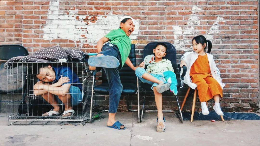 这张图非常火，很多网友留言说：这个星星就不知道把板凳往前挪一挪吗？