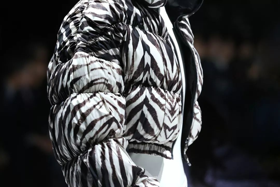 李宇春最新短款羽绒服,李宇春同款羽绒服长款