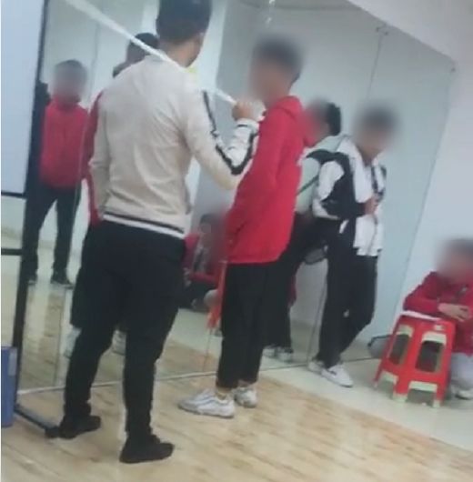 员工穿短裤吹冷风,员工穿短裤吹冷风下一句