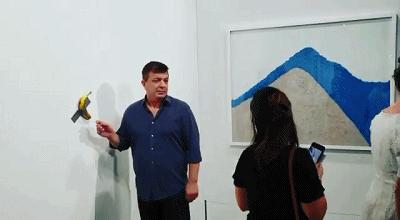 艺术大神卡特兰仅用一根香蕉就废掉了迈阿密巴塞尔200多家画廊！可是突然被另一个艺术家当场吃掉了