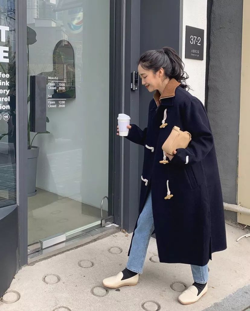 长款牛角扣大衣怎么搭配好看,冬季牛角扣大衣怎么搭配