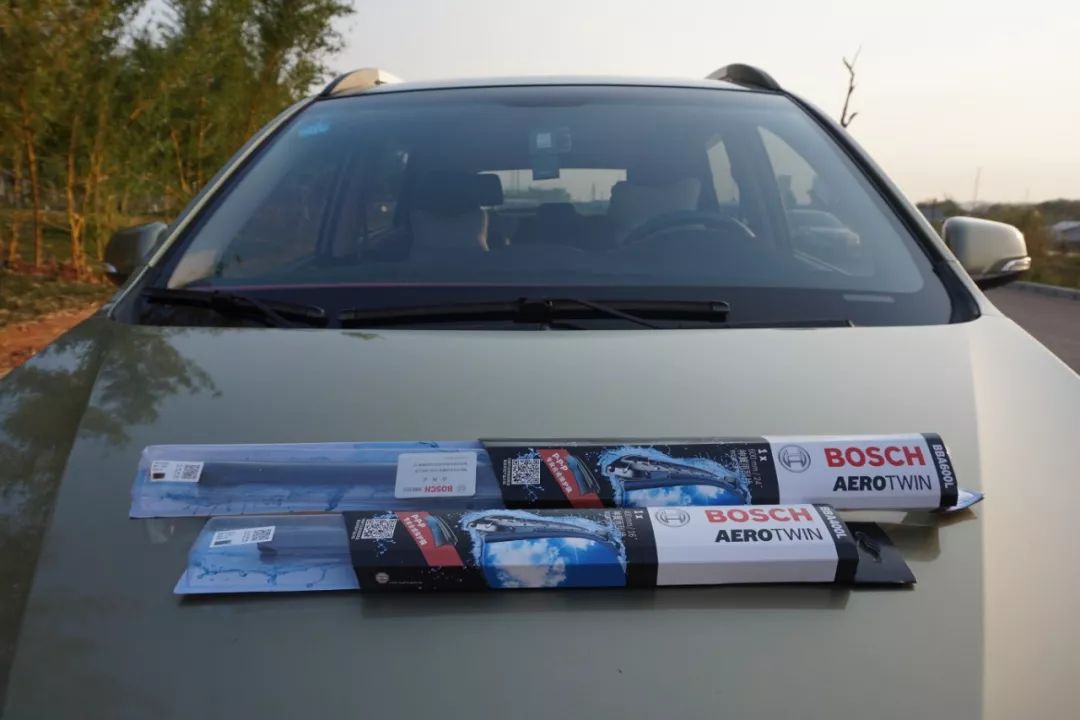 严重老化开裂，雨刮还不换？只会加玻璃水的7年老司机终于迎来换雨刮首秀！宝骏560女车主“*力暴**”安装的新雨刮，靠谱吗？