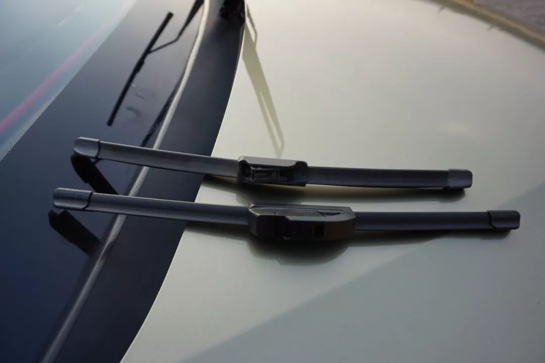 严重老化开裂,雨刮还不换?只会加玻璃水的7年老司机终于迎来换雨刮首秀!宝骏560女车主“*力暴**”安装的新雨刮,靠谱吗?