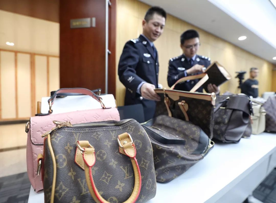 burberry正品围巾多少钱,burberry围巾淘宝1千多是真的吗