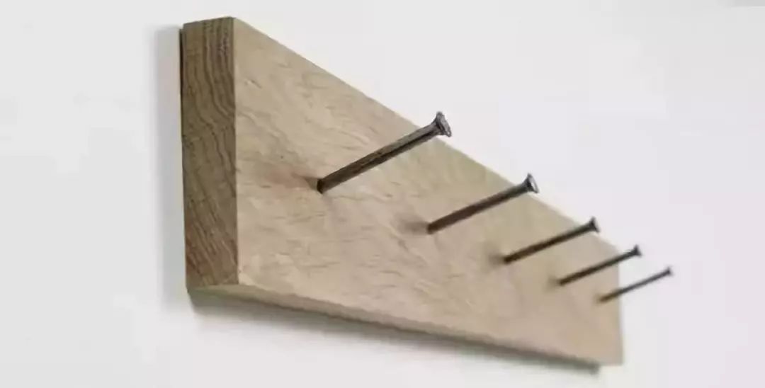 这个遥控器叫“挤粉刺”，按的时候就像我们在挤自己的青春痘