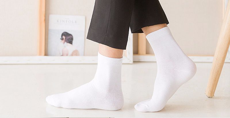 日本人吃饭都不穿鞋，熏死人了！这双耗时3年的黑科技银离子袜，美白润肤自发热，穿7天都不臭脚