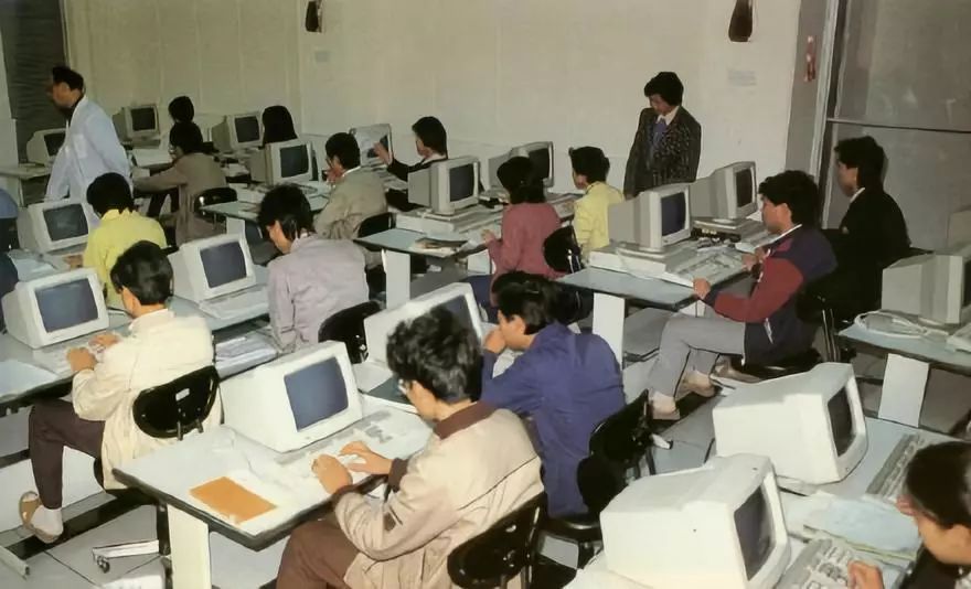 上电脑课不穿鞋套，也就失去了对互联网最基本的敬畏