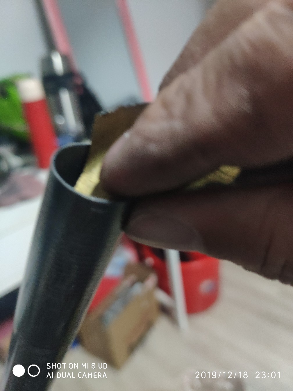 鱼竿被502胶水粘住拉不出来怎么办,鱼竿破裂最好的修复方法