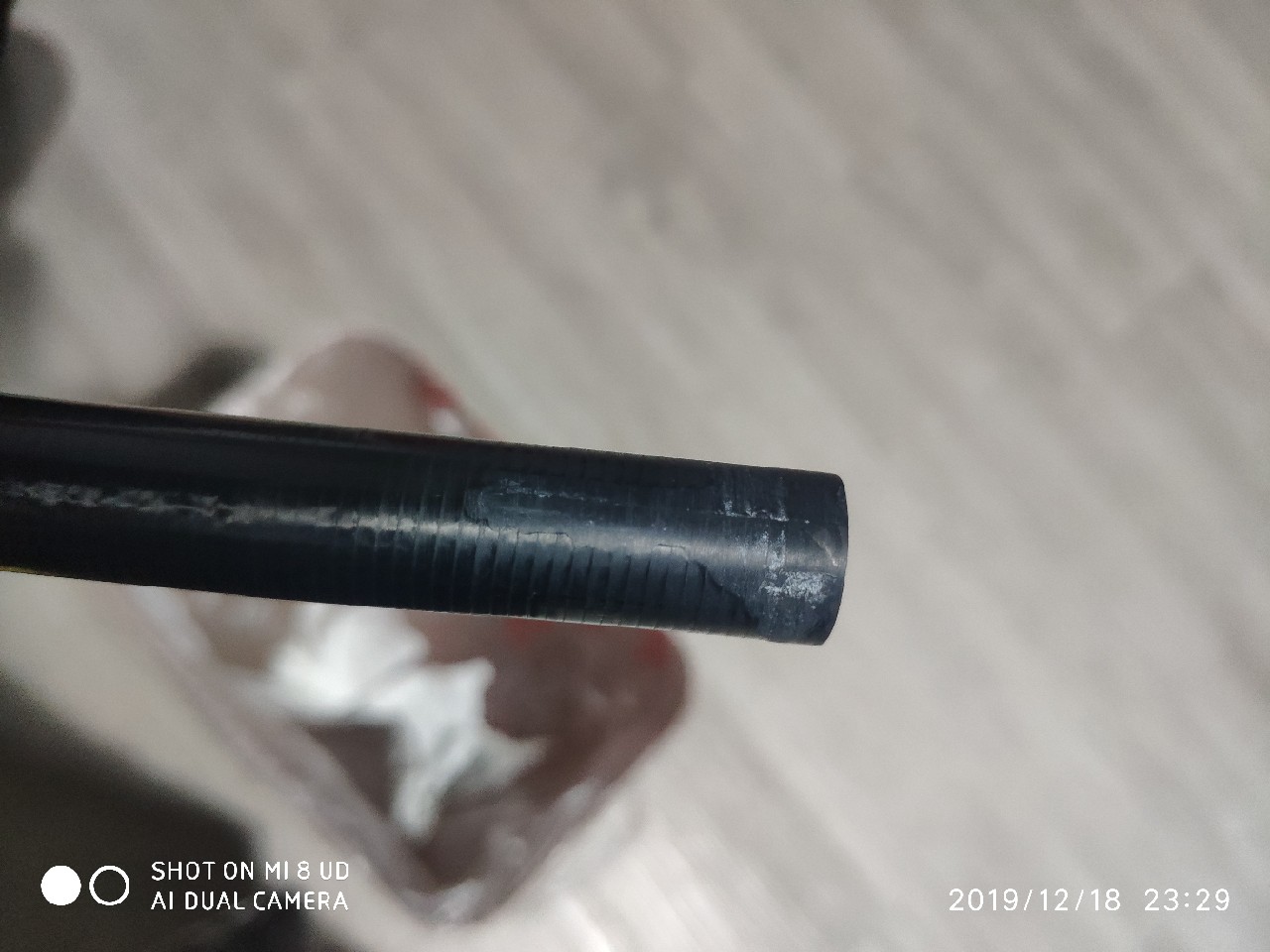 鱼竿被502胶水粘住拉不出来怎么办,鱼竿破裂最好的修复方法