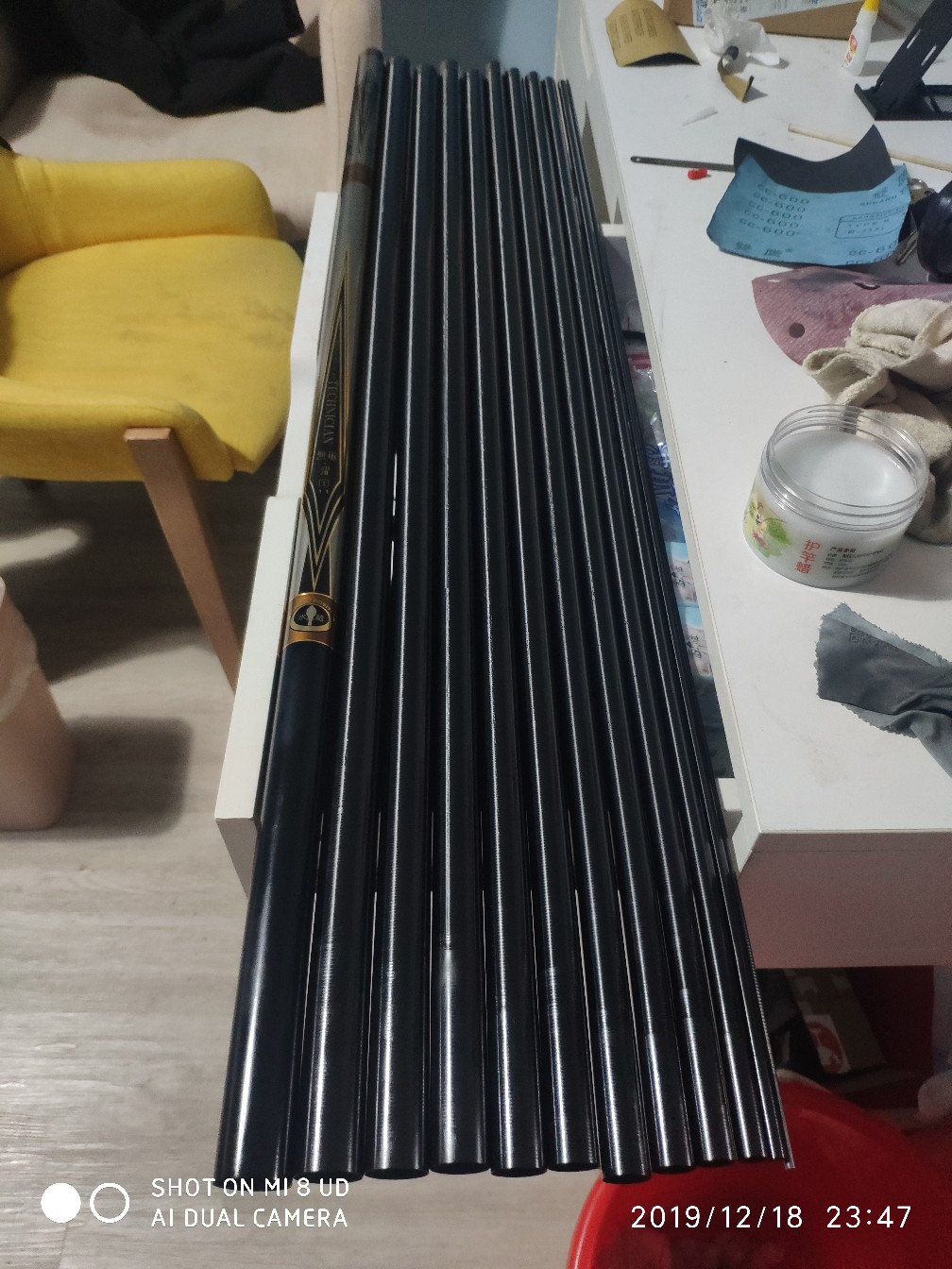 鱼竿被502胶水粘住拉不出来怎么办,鱼竿破裂最好的修复方法