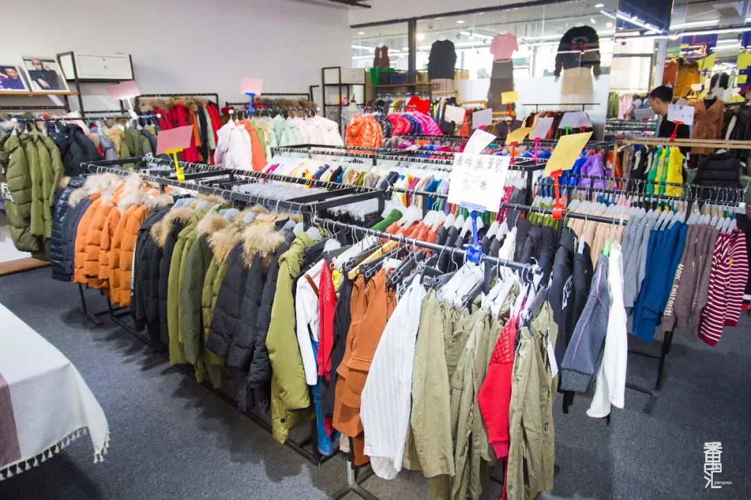 品牌羽绒服工厂99清仓,番禺南村羽绒服厂家清仓