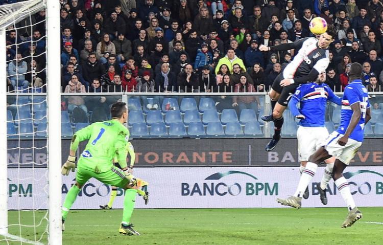 街头c罗超级滞空头球2米69,球迷评价c罗超级滞空头球