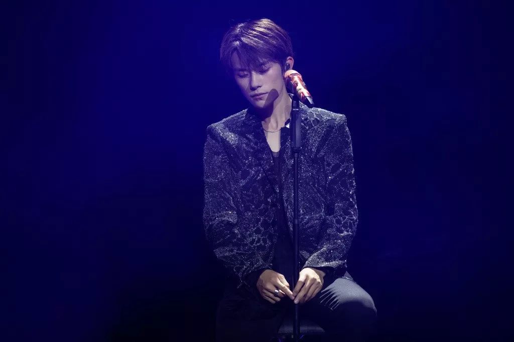 美人心计易烊千玺,易烊千玺阿玛尼晚宴喝香槟