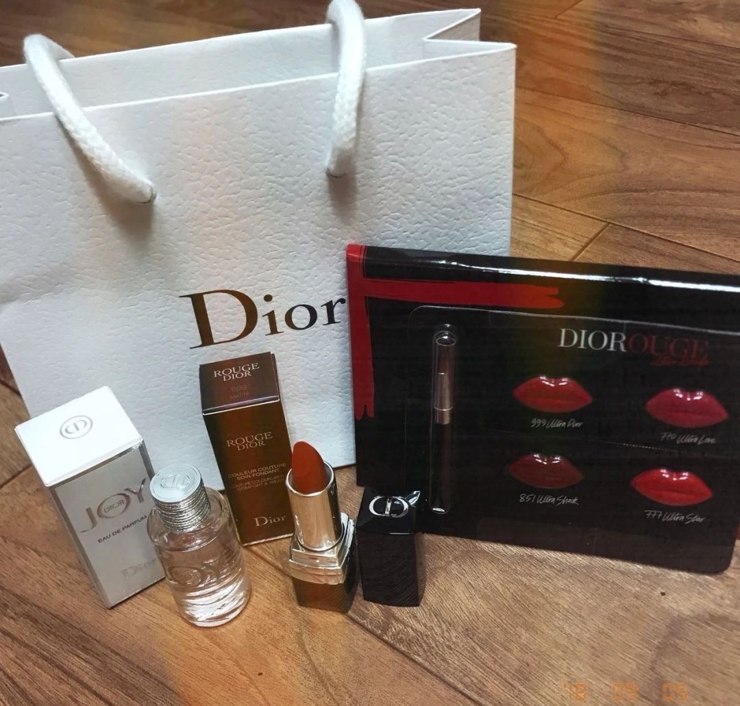 美人心计易烊千玺,易烊千玺阿玛尼晚宴喝香槟