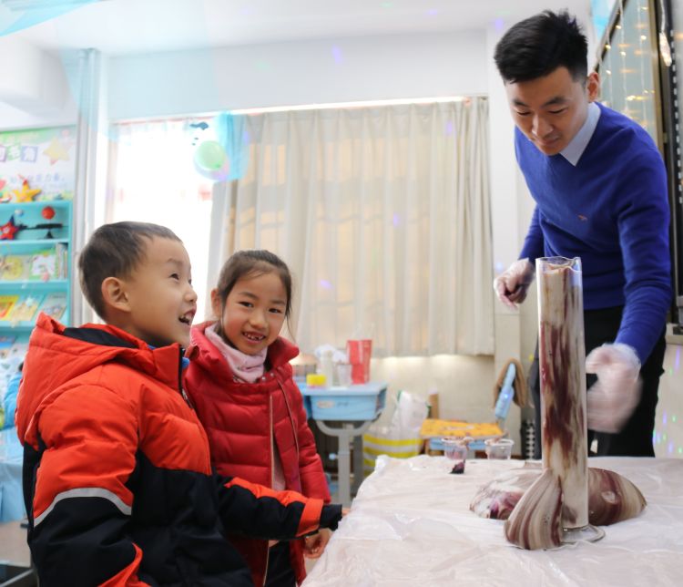 用神奇的魔法造梦七彩童年，青岛市实验小学举办庆元旦庆活动