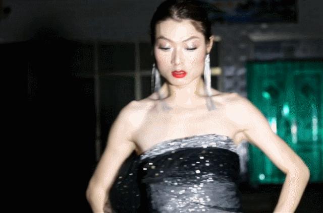 西安农村小伙模仿刘雯走红,农村小伙走秀走红