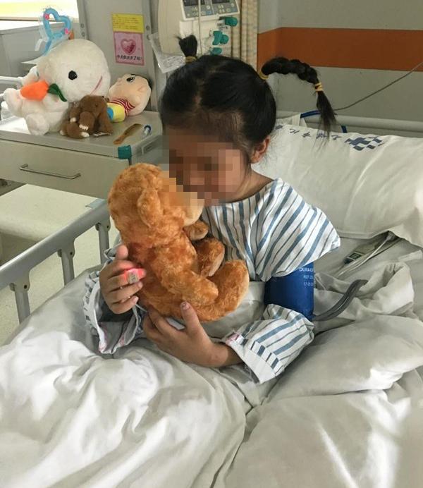 针扎、开水烫……她把9岁女儿打到全身骨折被捕后说“我觉得打她是对的”