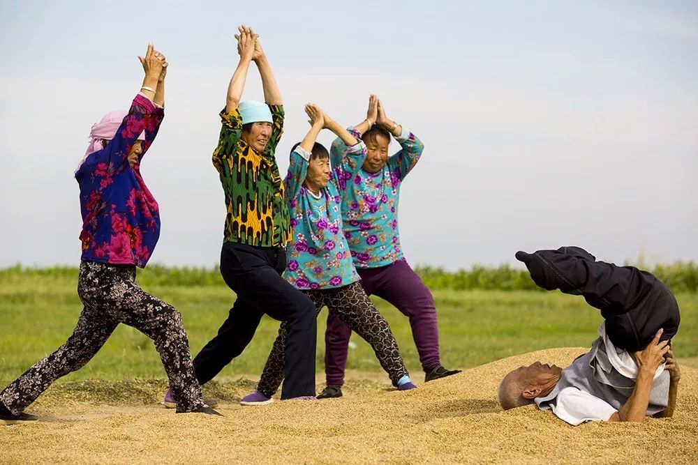 边种地边劈叉，土味瑜伽到底有多骚？