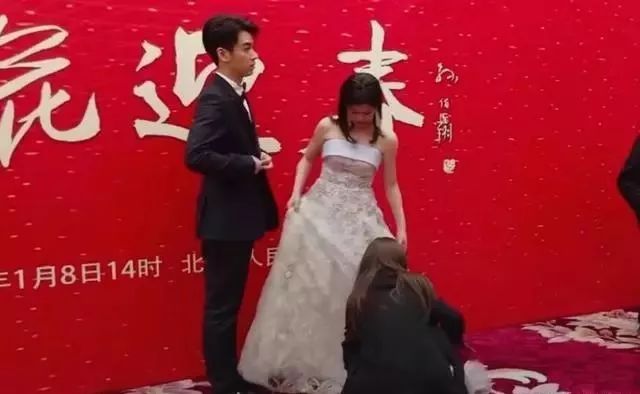 旧情再提，冷眼相对，娱乐圈小甜甜又双叒被曝婚变？