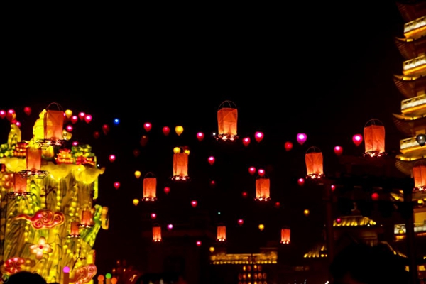 方特东方神画夜场孔明灯,无人机表演方特东方神画灯光秀