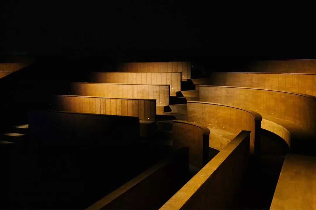 福利来惹！肖战的米老鼠竟没拼过*钟金**仁Gucci大秀浪漫表白？