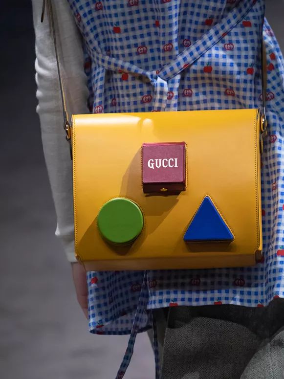 福利来惹！肖战的米老鼠竟没拼过*钟金**仁Gucci大秀浪漫表白？