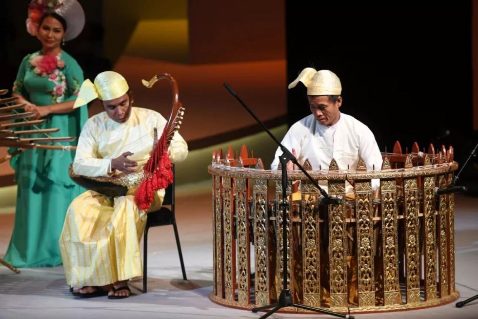 习*平近**同缅甸领导人驻足观看的这组照片太有故事