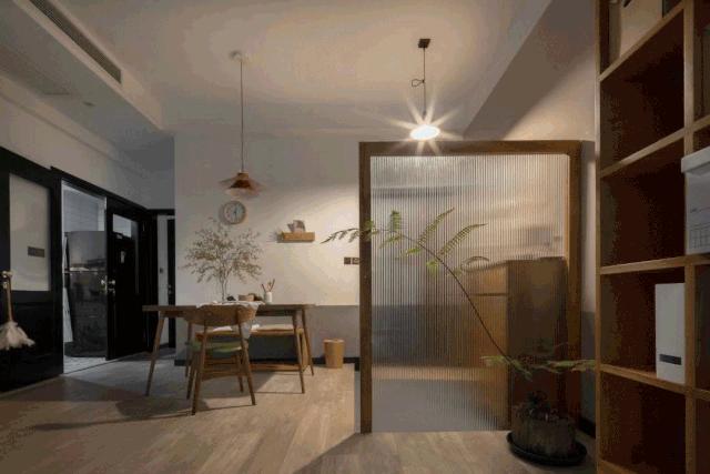 她家院子比房子还大,足足有80m²,在城里也能过得像李子柒