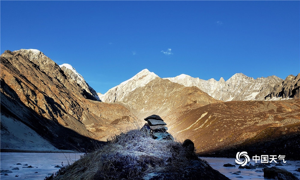 四川康定雪山迎朝阳日照金山无比震撼