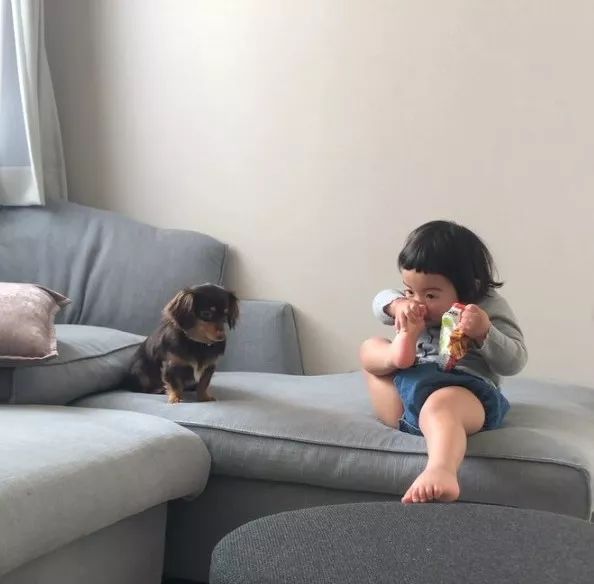 日本一年轻妈妈每天狂晒女儿“丑照”，看到第1张就笑炸了！是亲妈吗哈哈哈…