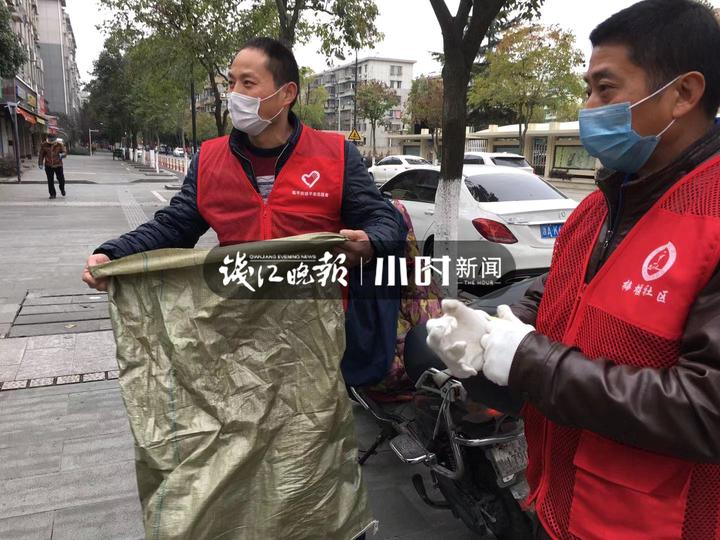 管控升级后，杭州社区代购跑男团上线了，买菜买药一上午接8单