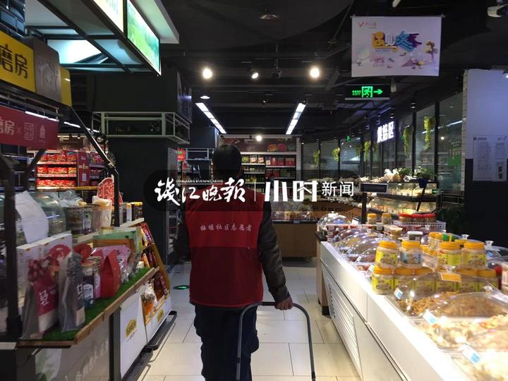 管控升级后，杭州社区代购跑男团上线了，买菜买药一上午接8单