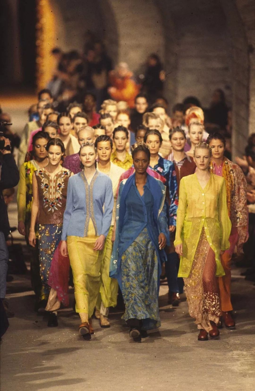 知道你们无聊，于是请来这些时装大师，陪你们一起宅在家中