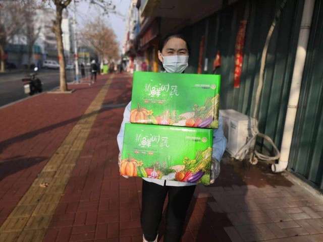 芝罘新桥东社区“网格帮办”直通车为居民群众代购蔬菜