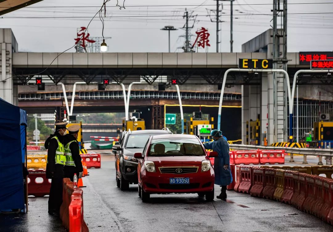 抗击疫情记者对警察的采访,媒体直击海曙青林湾西区防疫现场