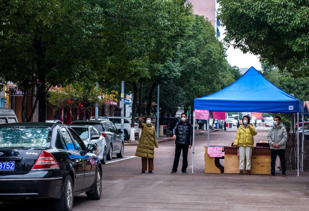 抗击疫情记者对警察的采访,媒体直击海曙青林湾西区防疫现场