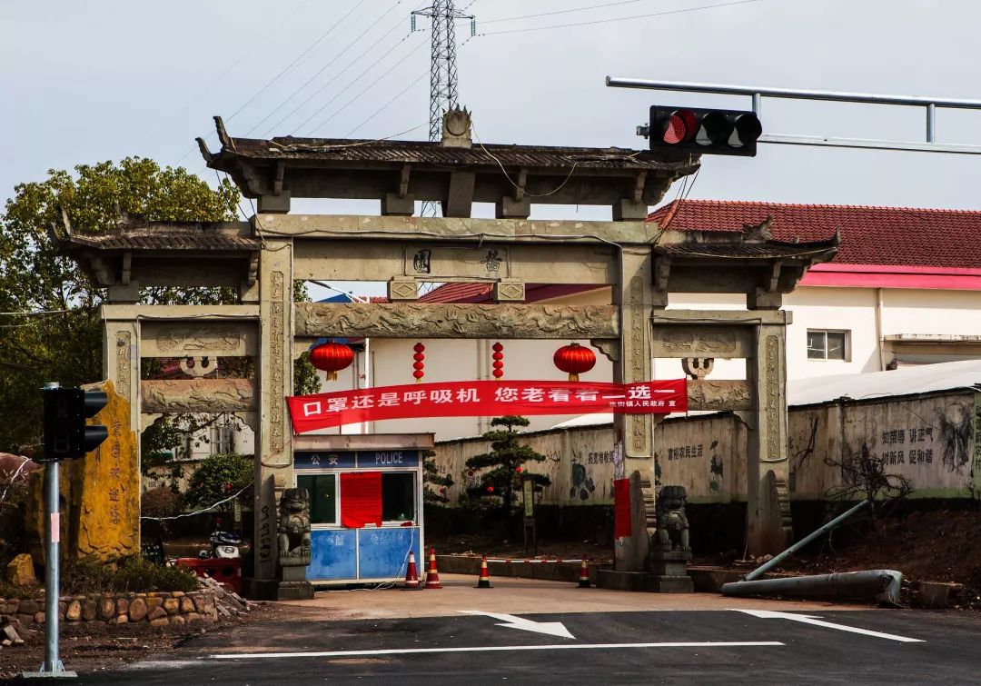 抗击疫情记者对警察的采访,媒体直击海曙青林湾西区防疫现场