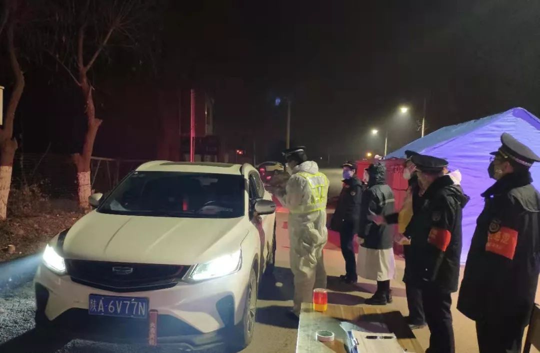 战疫一线党旗飘勇担使命践初心,让党旗在防控战役第一线高高飘扬