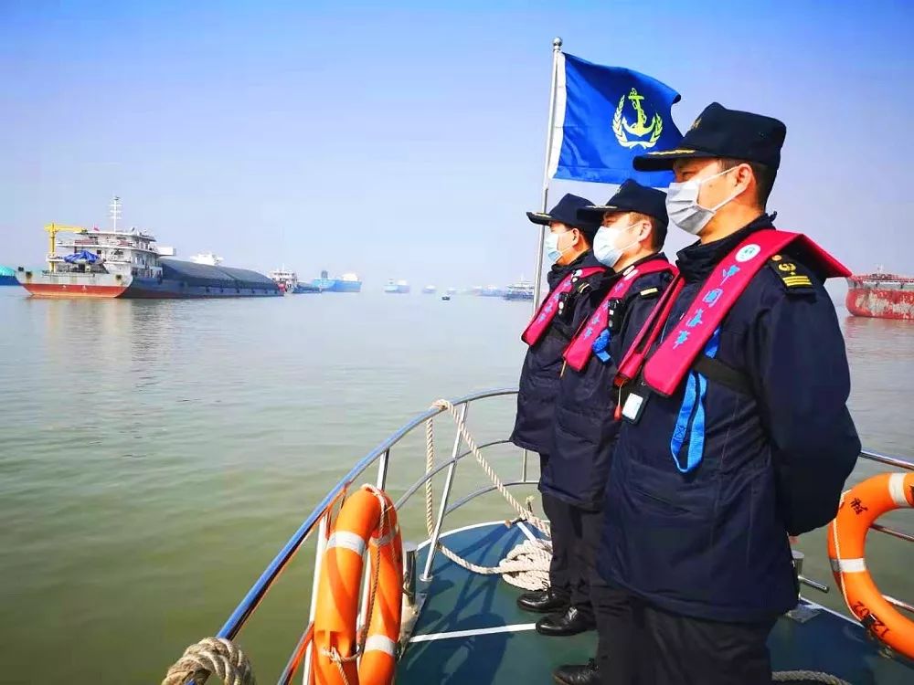 党旗在防疫一线高高飘扬实拍,党旗在抗疫一线高高飘扬警察