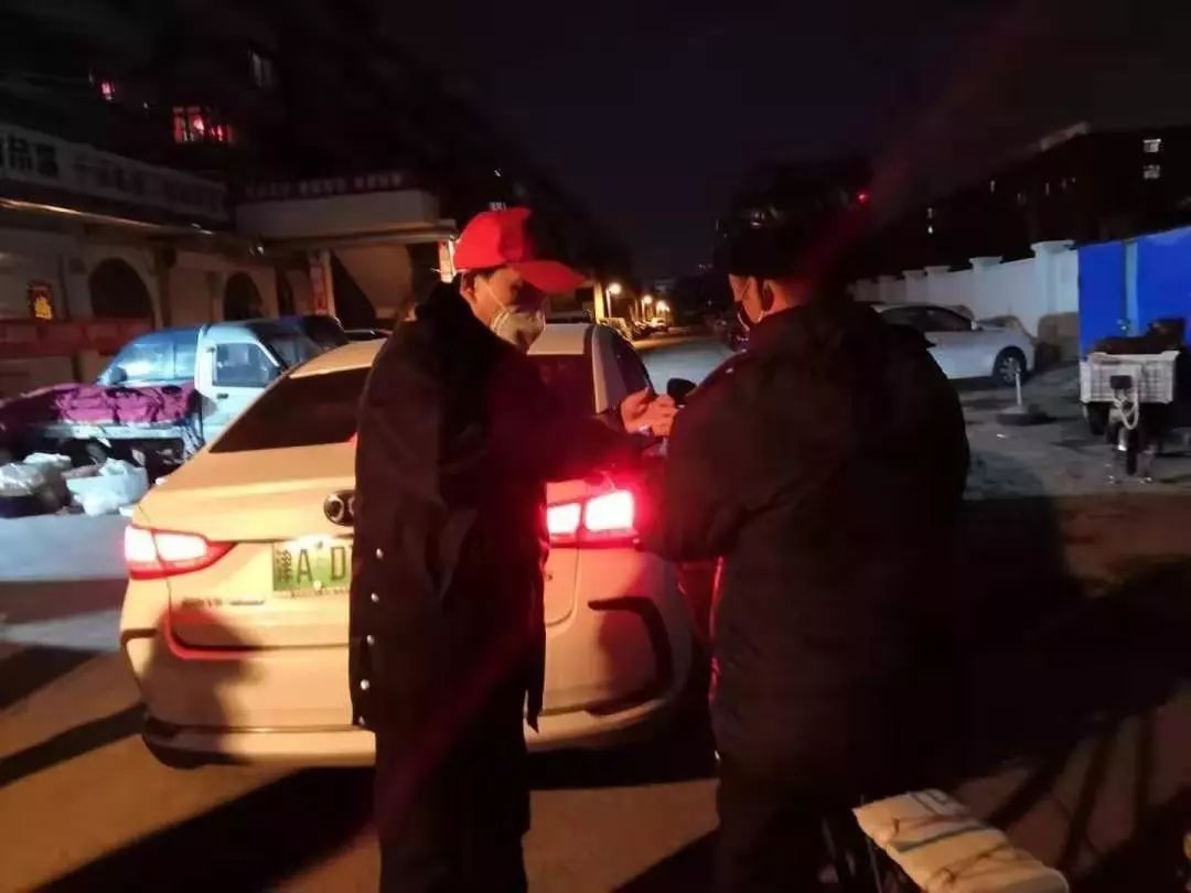 一天敲开216扇门，却只能在走廊与家人相望……丨法院战“疫”速览