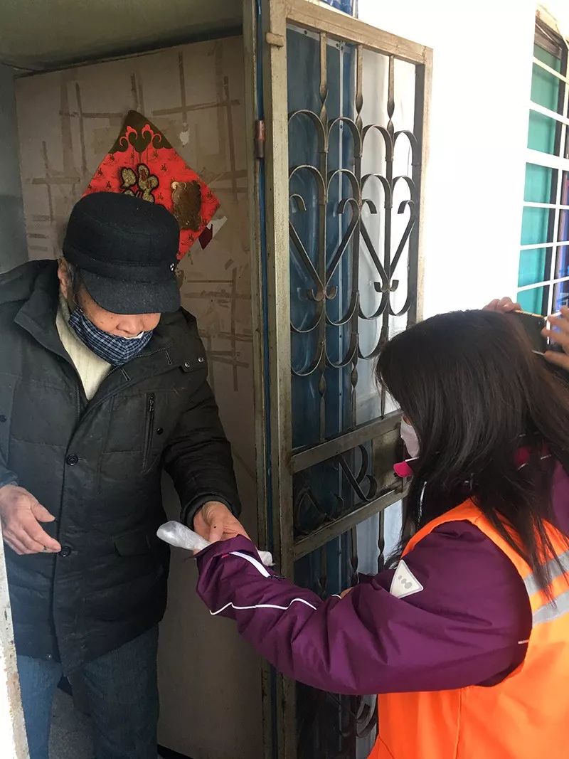 代购蔬菜、送药上门……吴淞这群居委干部开启新“副业”