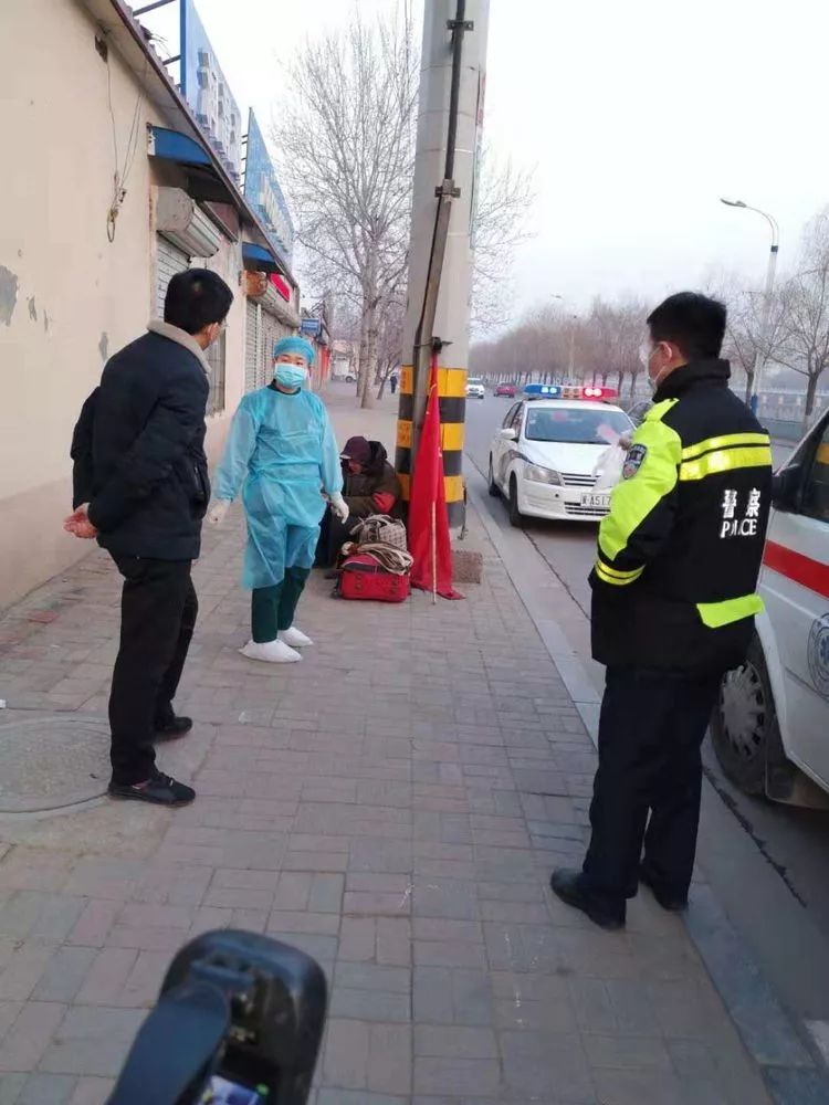 伊州区公安民警救助老人,巡特警大队救助晕倒老人