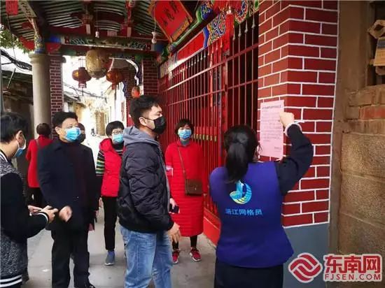 穿蓝马甲的防疫工作人员,莆田网格员疫情防控