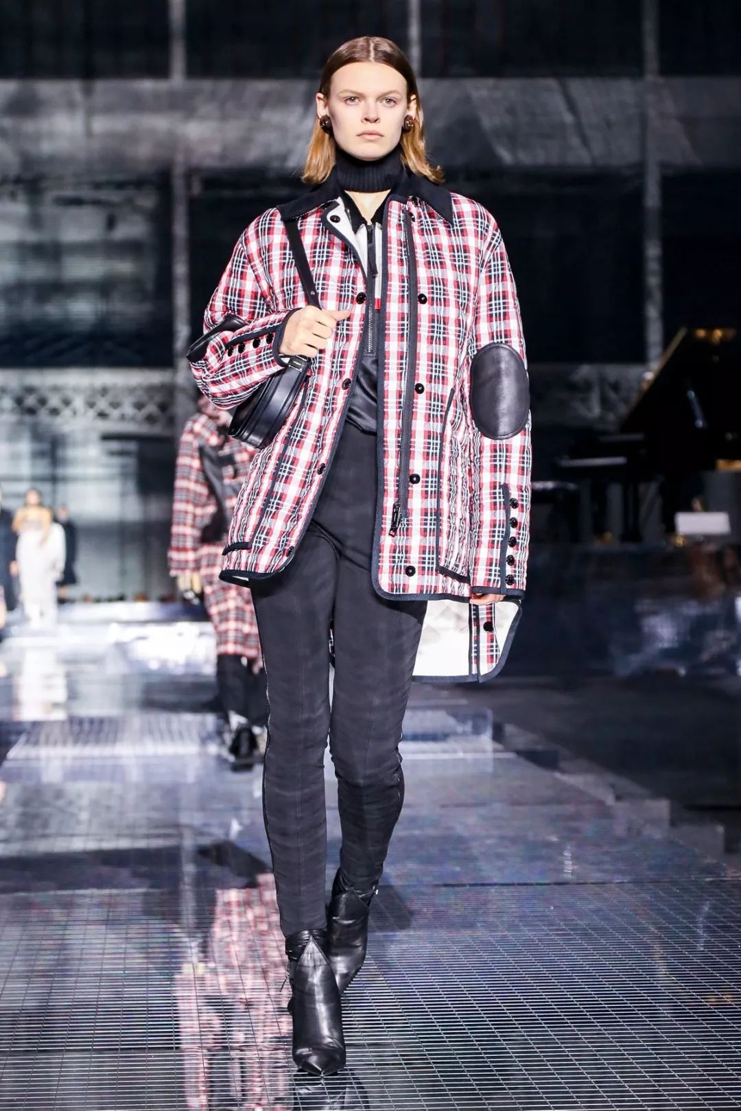 提炼Burberry的风格启示：由穿着者展开窥内览外的理性与感性