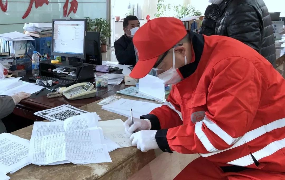 申港街道横塘村返澄人员排查服务隔“疫”不隔心