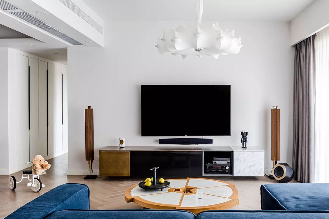 她以“潮汐”为灵感创造了一个家，将看似无形的爱说到尽兴