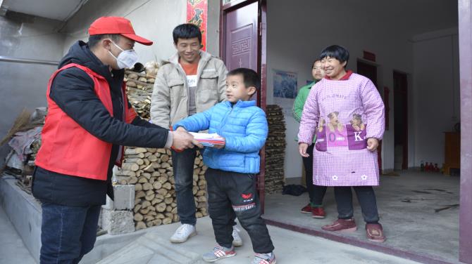 西安疫情柞水志愿者,志愿者跑腿抗击疫情